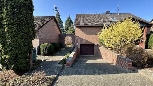 Blick zum Haus mit Tiefgarage - Einfamilienhaus mit 148,00 m&sup2; in Wrestedt zum Kaufen