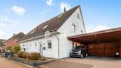 Außenansicht 1 - Raum für die ganze Familie: Doppelhaushälfte mit Carport und Garten
