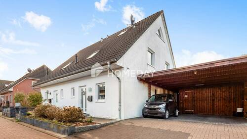 Außenansicht 1 - Raum für die ganze Familie: Doppelhaushälfte mit Carport und Garten