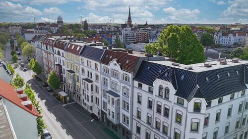 Vorderansicht - Wohnen mit Altbauflair - Gepflegte 3-Zimmer-Wohnung mit Balkon