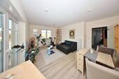 Wohn-/Esszimmer mit Zugang zum Balkon - 