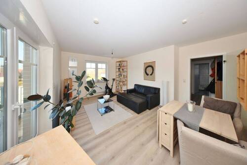 Wohn-/Esszimmer mit Zugang zum Balkon - 