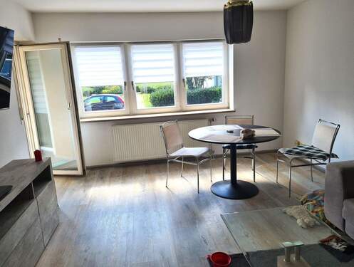 Helles Wohnzimmer mit Balkon - SCHOENE ERDGESCHOSSWOHNUNG - 780,00&nbsp;EUR Kaltmiete, ca.&nbsp; 60,00&nbsp;m&sup2;&nbsp;Wohnfl&auml;che