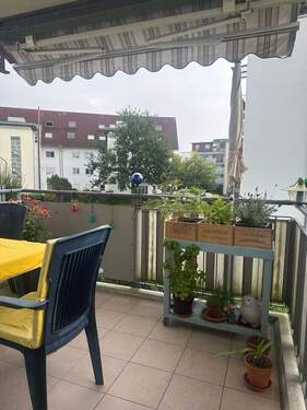 Gemütlicher Balkon mit Pflanzen - 