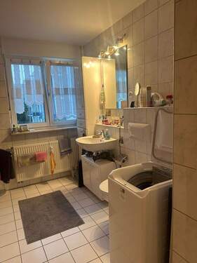Helles Badezimmer mit Waschmaschine - 