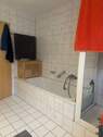 Helles Badezimmer mit Wanne - 