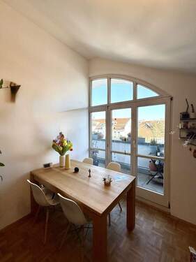 gemütlicher Essbereich mit Panoramafenster - 2 Zimmer Etagenwohnung in Regensburg