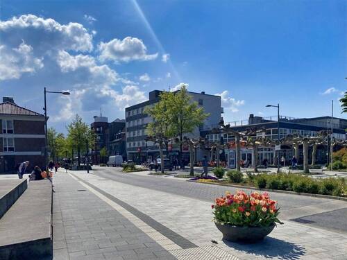 Gebäude mit Umfeld - 