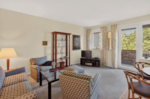 Wohnzimmer mit Balkon - 3 Zimmer Etagenwohnung zum Kaufen in Berlin