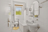 Bad mit Wanne und Fenster - 