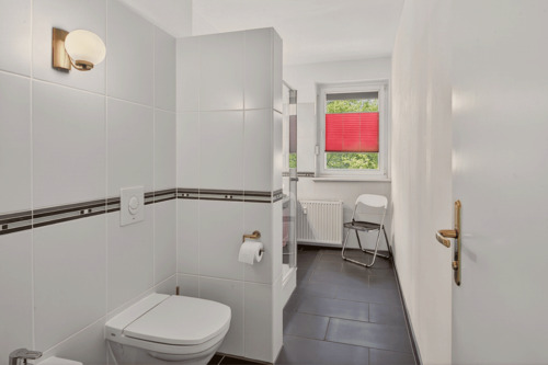 Bad mit Dusche und Fenster - 