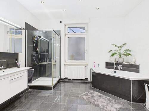 modernes Tageslichtbad - 3 Zimmer Etagenwohnung in Wiesbaden