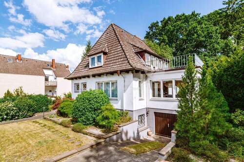 Hausansicht mit Tiefgarage - 