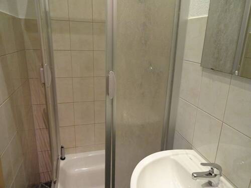 Bad mit Dusche - 