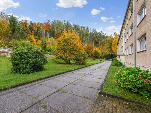 Weg zur Haustür - Etagenwohnung mit 68,00 m&sup2; in Hohnstein / Kohlmühle zum Kaufen