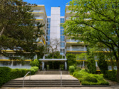 Gebäudeeingang - Wohnen über den Baumkronen: vermietete 2-Zimmer-Wohnung mit Loggia und TG-Stellplatz in München-Neuperlach