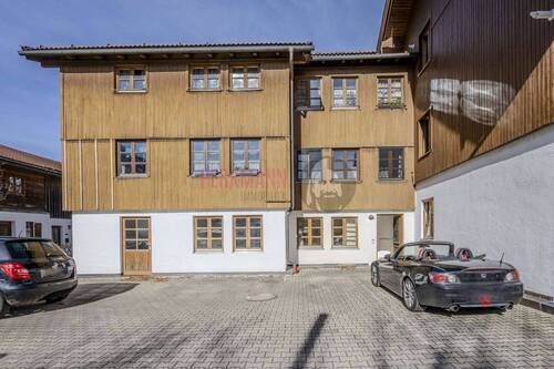 Aussenansicht mit Stellplatz und Terrasse - 4 Zimmer Etagenwohnung zum Kaufen in Schliersee