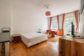 Schlafzimmer mit Balkon - Etagenwohnung mit 85,00 m² in Berlin zum Kaufen