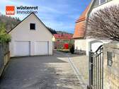 Zufahrt_rechts Wohnhaus_links Nebengebäude - Einfamilienhaus zum Kaufen in Offenhausen / Breitenbrunn