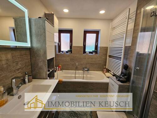 Modernes Dusch- und Wannenbad - 