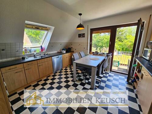 Große Küche mit Sitzgelegenheit und Zugang zum Balkon OG - 