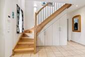 Treppe mit Einbauschrank - 