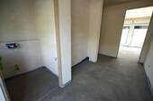 Flur mit Gäste-WC links - 