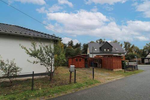 Blick auf die PKW-Stellplätze und die Gartenhäuschen - 