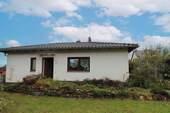 Hausansicht(1) - Einfamilienhaus im Bungalowstil mit Fußbodenheizung, Kamin und Einbauküche