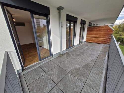 Grosse Terrasse vor Wohnraum und Schlafzimmer, #110036 - 