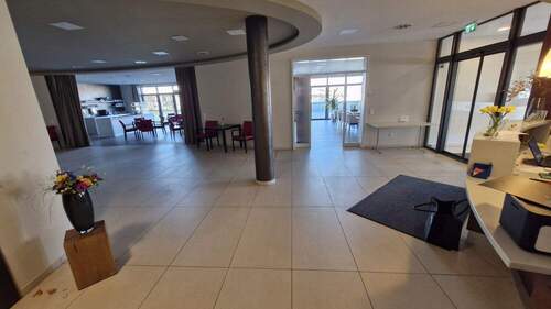 Foyer im EG, Einblick in die Bibliothek und den Veranstaltungsraum, #111828 - 