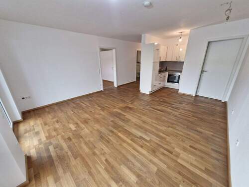 Überblick: Wohnraum mit Einbauküche, rechts Türe-Abstellkammer, links Türe-Schlafzimmer, #105624 - 