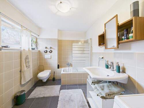 Zeitgemäßes Tageslichtbad - Etagenwohnung mit 60,00 m&sup2; in Wiesbaden zum Kaufen