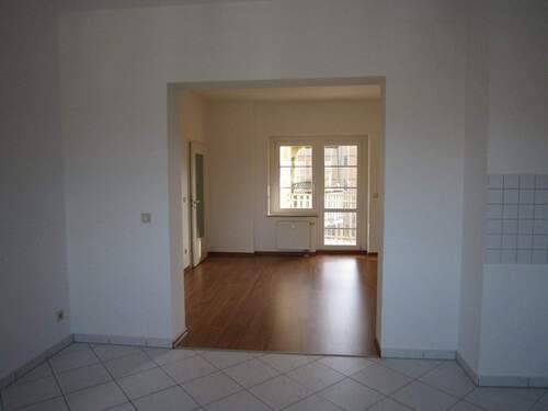 Blick aus Küche zum Wohnzimmer - Etagenwohnung mit 57,90 m&sup2; in Zwickau zum Kaufen