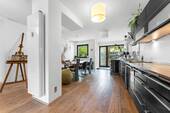 Küche mit Essplatz - Ihr grünes Zuhause in Refrath: Ebenerdige 4-Zimmer-Gartenwohnung mit exklusiver Ausstattung