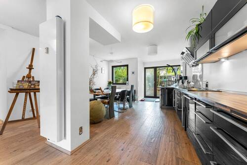 Küche mit Essplatz - Ihr grünes Zuhause in Refrath: Ebenerdige 4-Zimmer-Gartenwohnung mit exklusiver Ausstattung