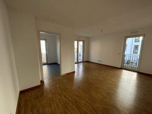 Wohn/Esszimmer mit Zugang zur Küche - 