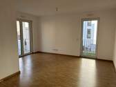 Wohn/Essbereich mit Zugang zum Balkon - 