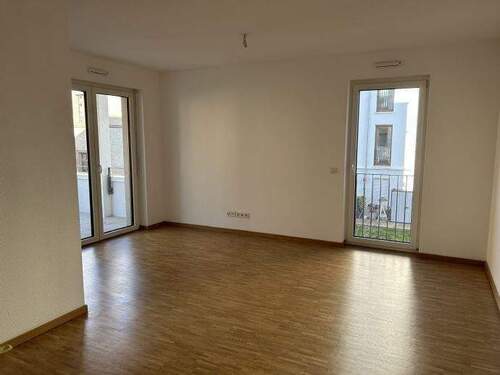 Wohn/Essbereich mit Zugang zum Balkon - 