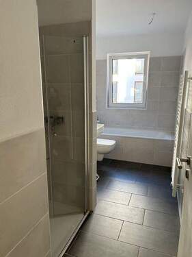 Badezimmer mit Wanne und Dusche - Zugang von Flur - 