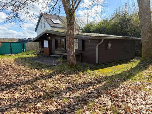 Grundstück mit Ferienhaus - 