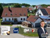 Titelbild - Ein Zuhause für Generationen: Großes Zweifamilienhaus mit Garten und Doppelgarage
