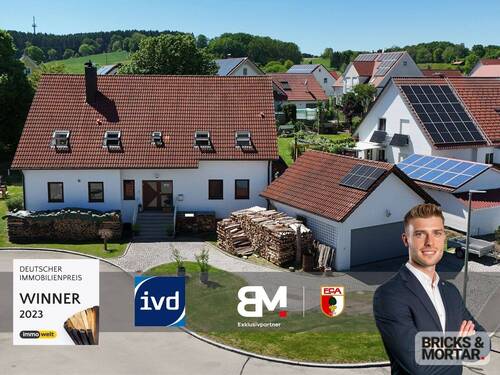 Titelbild - Ein Zuhause für Generationen: Großes Zweifamilienhaus mit Garten und Doppelgarage