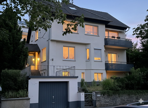 Hausansicht Dämmerung - Attraktives Dreifamilienhaus in Sindelfingen