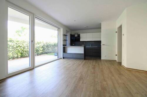 Wohnzimmer mit Blick in die Küche - 