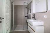 Badezimmer mit Dusche - 