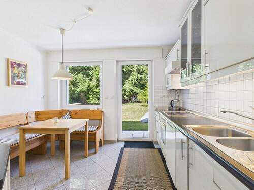 Einbauküche; Zugang zum Garten - Einfamilienhaus mit 125,00 m&sup2; in Wiesbaden zum Kaufen