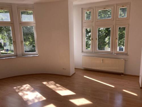 Wohnzimmer mit Erker - Etagenwohnung mit 44,80 m&sup2; in Zwickau zum Kaufen