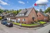 Ansicht 1 mit Logo - Freistehendes Zweifamilienhaus mit Garten, Balkon und 2 Garagen in bevorzugter Wohnlage am Rande des Zentrums