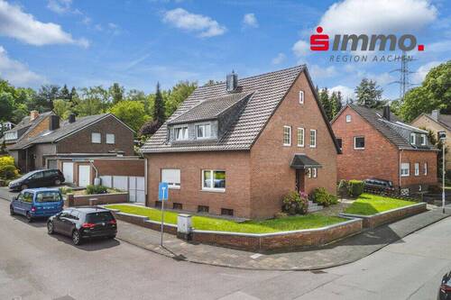 Ansicht 1 mit Logo - Freistehendes Zweifamilienhaus mit Garten, Balkon und 2 Garagen in bevorzugter Wohnlage am Rande des Zentrums